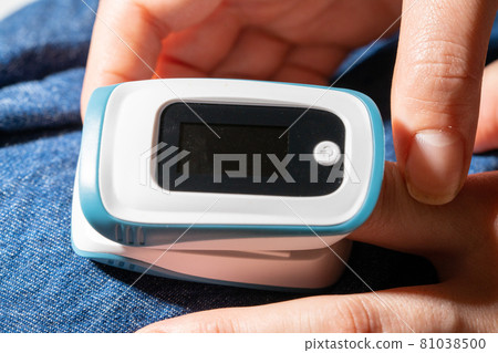 Pulse oximeter during measurement Pulse oximeter during measurement 81038500