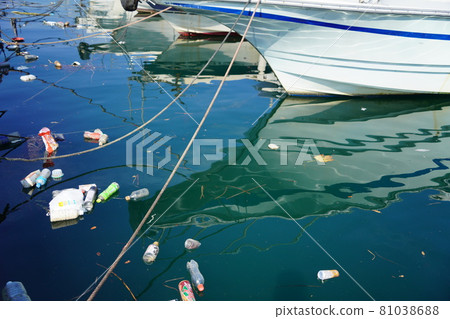 漂浮在海灣的垃圾 81038688