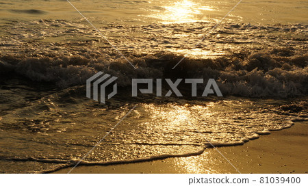 夕陽的海灘 81039400
