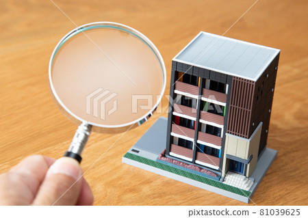 住宅模型和放大鏡 81039625