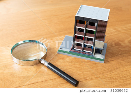 Residential model and magnifying glass 81039652