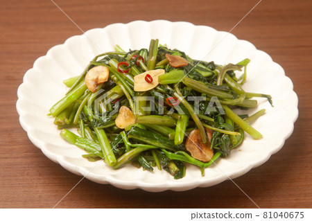 Stir-fried water spinach with garlic 81040675