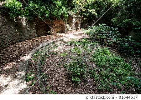 【友之島】第三砲台遺蹟的臼形臼痕 【友之島】第三砲台遺蹟的臼形臼痕 81044617