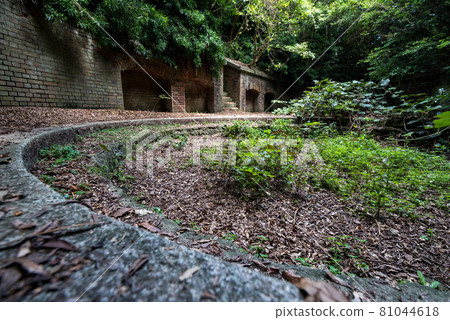 【友之島】第三砲台遺蹟的臼形臼痕 【友之島】第三砲台遺蹟的臼形臼痕 81044618