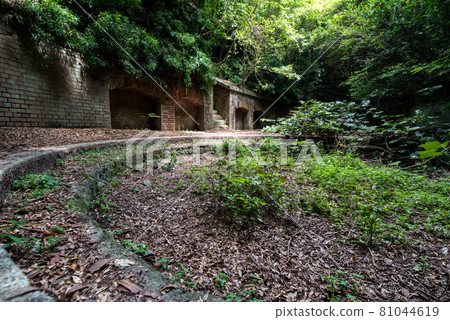 【友之島】第三砲台遺蹟的臼形臼痕 【友之島】第三砲台遺蹟的臼形臼痕 81044619