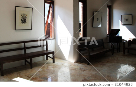 Landscape of a room with a picture 81044923