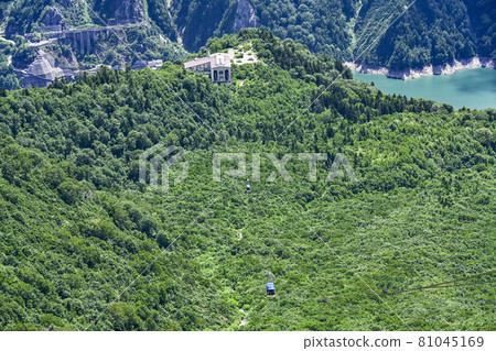 從大觀坊站眺望正在運行的索道和黑部水壩 從大觀坊站眺望正在運行的索道和黑部水壩 81045169