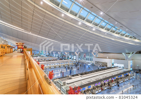 [Tokyo / Ota] A replica of Haneda Nihonbashi overlooking the departure lobby of Haneda Airport International Terminal. 81045324