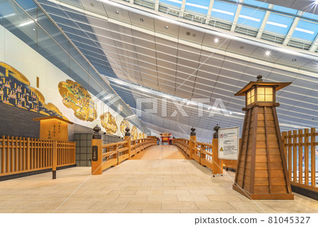 [Ota, Tokyo] A replica of Haneda Nihonbashi, located in the contemporary architecture of Haneda Airport International Terminal. 81045327