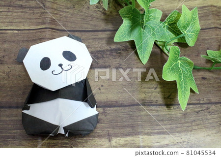 可愛的熊貓和樹葉 81045534