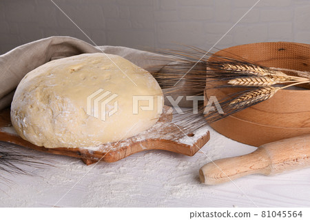 Raw homemande dough for bread or pizza with ears of wheat Raw homemande dough for bread or pizza with ears of wheat 81045564