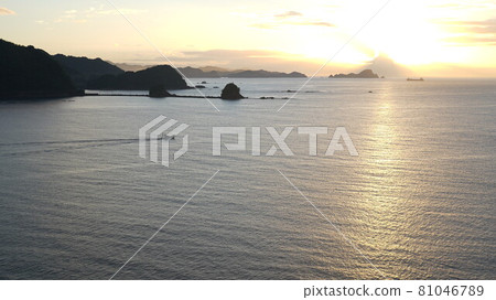 朝陽升起太平洋,漁船出港 朝陽升起太平洋,漁船出港 81046789