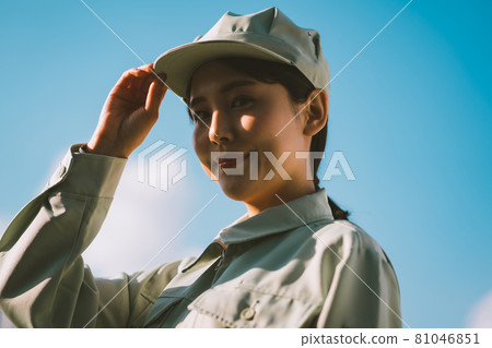 Female factory worker 81046851