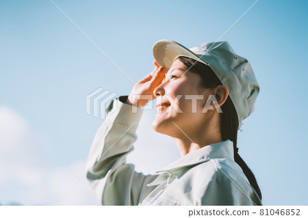 Female factory worker 81046852