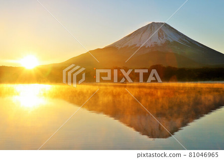 Mt. Fuji and the first sunrise 81046965
