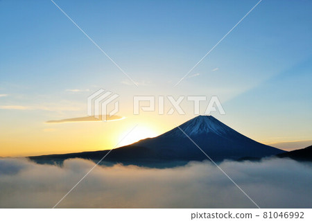 雲海與富士山的黎明 81046992