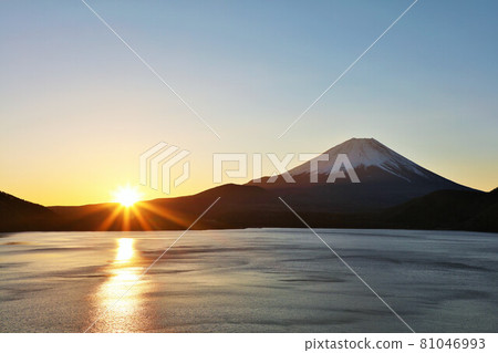 富士山和初升的太陽 富士山和初升的太陽 81046993