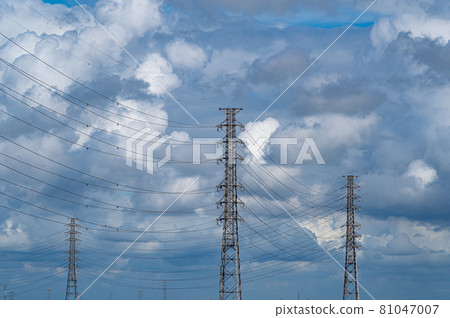 覆蓋輸電塔和藍天的積雨雲 b-1 81047007