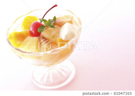 Fruit punch with lots of fruits such as milk cans, pineapples, mangoes, white peaches, cherries and oranges Fruit punch with lots of fruits such as milk cans, pineapples, mangoes, white peaches, cherries and oranges 81047103