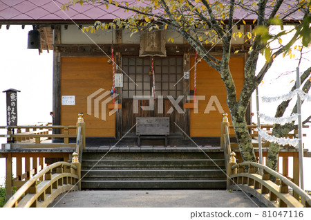 清晨陽光下的浮木神社田澤湖 清晨陽光下的浮木神社田澤湖 81047116