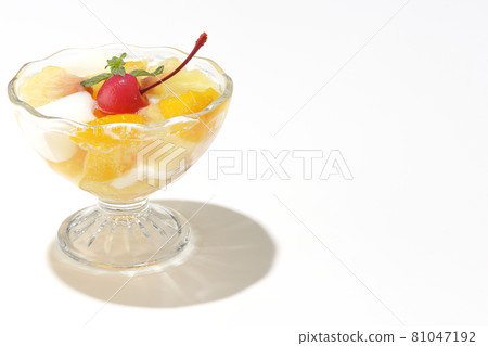 Photographed a fruit punch containing fruits such as milk cans, pineapples, mangoes, white peaches, cherries, and oranges on a white background. 81047192