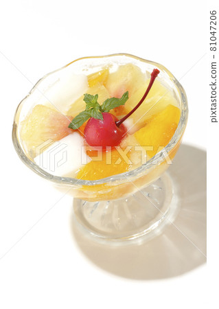 Photographed a fruit punch containing fruits such as milk cans, pineapples, mangoes, white peaches, cherries, and oranges on a white background. 81047206