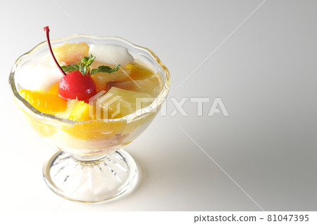 在白色背景上拍攝了含有牛奶罐、菠蘿、芒果、白桃、櫻桃和橙子等水果的水果潘趣酒。 在白色背景上拍攝了含有牛奶罐、菠蘿、芒果、白桃、櫻桃和橙子等水果的水果潘趣酒。 81047395