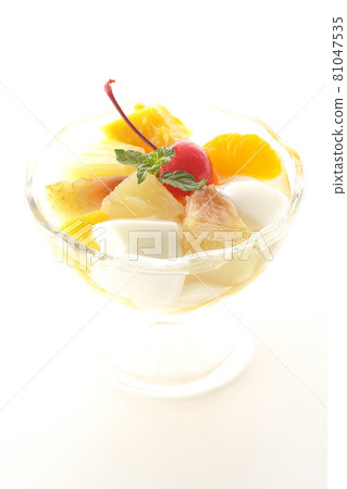 Photographed a fruit punch containing fruits such as milk cans, pineapples, mangoes, white peaches, cherries, and oranges on a white background. Photographed a fruit punch containing fruits such as milk cans, pineapples, mangoes, white peaches, cherries, and oranges on a white background. 81047535