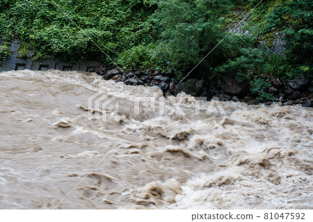 被大雨淹沒的河 81047592