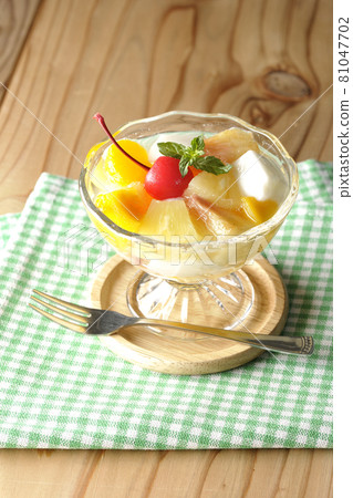 Fruit punch with lots of fruits such as milk cans, pineapples, mangoes, white peaches, cherries and oranges Fruit punch with lots of fruits such as milk cans, pineapples, mangoes, white peaches, cherries and oranges 81047702