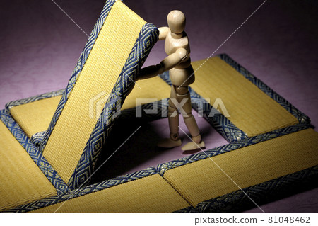 A drawing doll lifts the tatami mat. A drawing doll lifts the tatami mat. 81048462