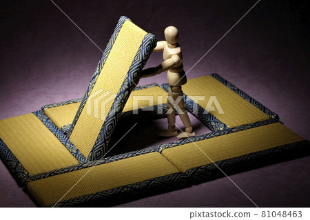 A drawing doll lifts the tatami mat. A drawing doll lifts the tatami mat. 81048463