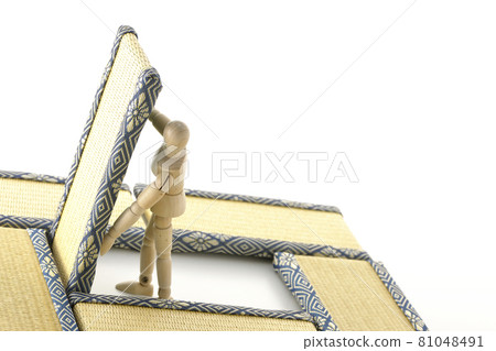 A picture of a drawing doll lifting a tatami mat on a white background A picture of a drawing doll lifting a tatami mat on a white background 81048491