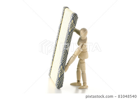 A picture of a drawing doll lifting a tatami mat on a white background A picture of a drawing doll lifting a tatami mat on a white background 81048540