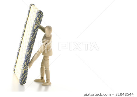 一張畫娃娃在白色背景上抬起榻榻米的照片 一張畫娃娃在白色背景上抬起榻榻米的照片 81048544