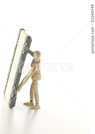 A picture of a drawing doll lifting a tatami mat on a white background A picture of a drawing doll lifting a tatami mat on a white background 81048549