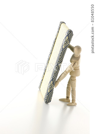 A picture of a drawing doll lifting a tatami mat on a white background A picture of a drawing doll lifting a tatami mat on a white background 81048550