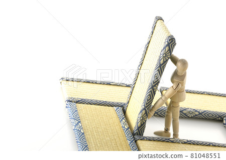 A picture of a drawing doll lifting a tatami mat on a white background A picture of a drawing doll lifting a tatami mat on a white background 81048551