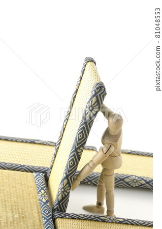 A picture of a drawing doll lifting a tatami mat on a white background A picture of a drawing doll lifting a tatami mat on a white background 81048553