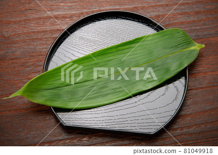 以竹草為背景的半月形托盤，用於烹飪、食物等。 81049918