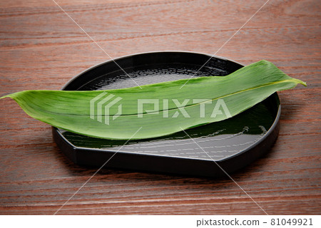 以竹草為背景的半月形托盤，用於烹飪、食物等。 81049921