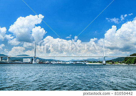 夏季的積雨雲和美麗的三陸高速公路氣仙沼灣跨海大橋 81050442