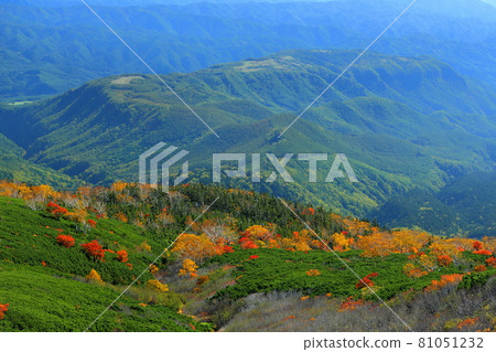 Kiso-cho, Kiso-gun, Nagano Prefecture, the scenery of autumn leaves and mountains from the Mt. Ontake mountain trail Kiso-cho, Kiso-gun, Nagano Prefecture, the scenery of autumn leaves and mountains from the Mt. Ontake mountain trail 81051232