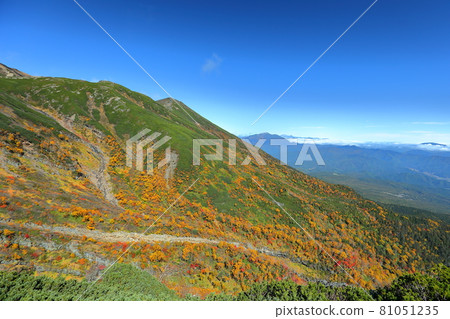 長野縣木曾郡木曾町,從禦嶽山登山道看紅葉與群山 長野縣木曾郡木曾町,從禦嶽山登山道看紅葉與群山 81051235