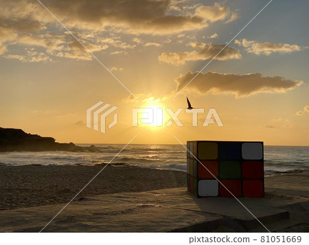 Rubik's Cube, a symbol of sunrise, birds and beaches Rubik's Cube, a symbol of sunrise, birds and beaches 81051669