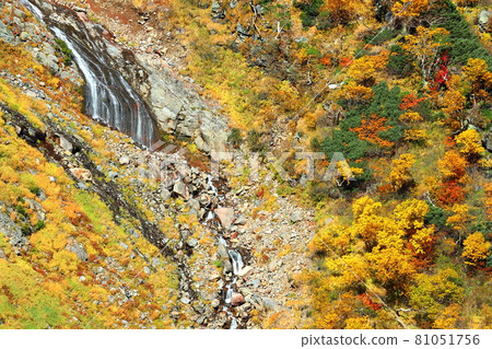 長野縣木曾郡木曾町,禦嶽山坡上的瀑布和秋葉景色 長野縣木曾郡木曾町,禦嶽山坡上的瀑布和秋葉景色 81051756