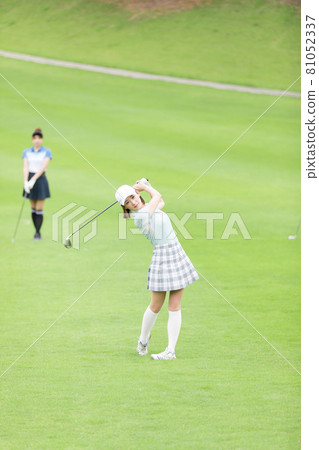 享受高爾夫的女人 享受高爾夫的女人 81052337