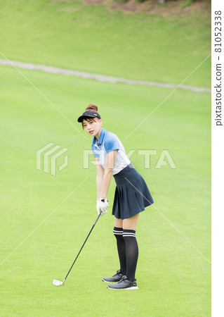 享受高爾夫的女人 享受高爾夫的女人 81052338