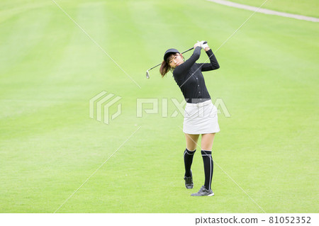 A woman enjoying golf 81052352