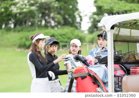 Female cart enjoying golf 81052360